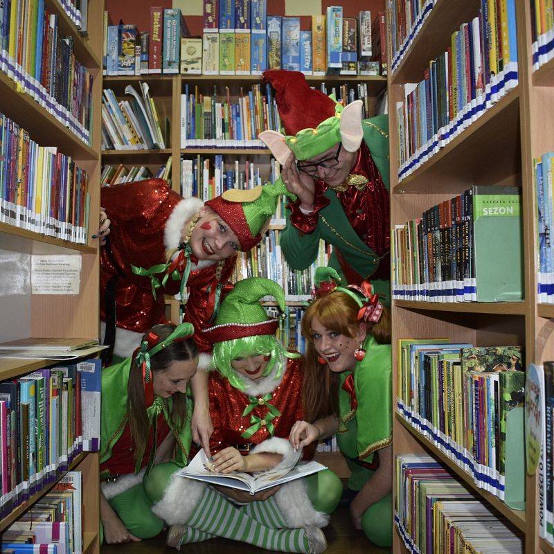 Grafika : Mikołaj w bibliotece