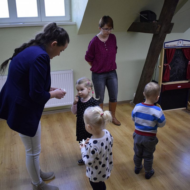 Grafika 1: 10 lat Poranków w bibliotece