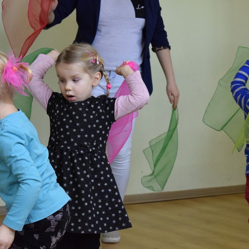 Grafika 1: 10 lat Poranków w bibliotece