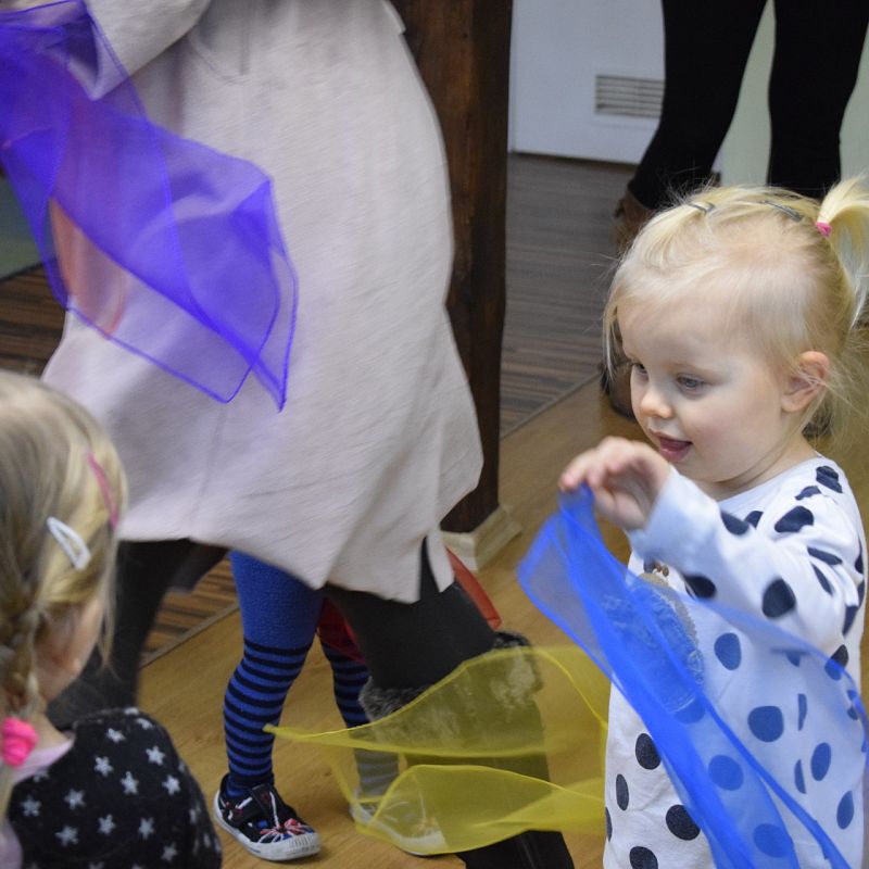 Grafika 1: 10 lat Poranków w bibliotece