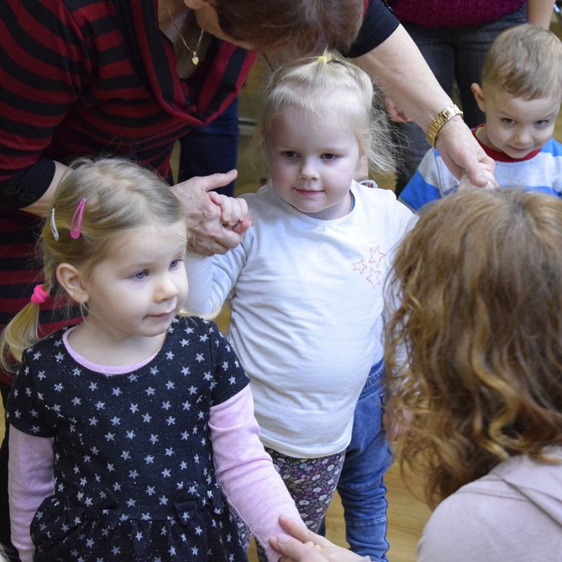 Grafika 1: 10 lat Poranków w bibliotece