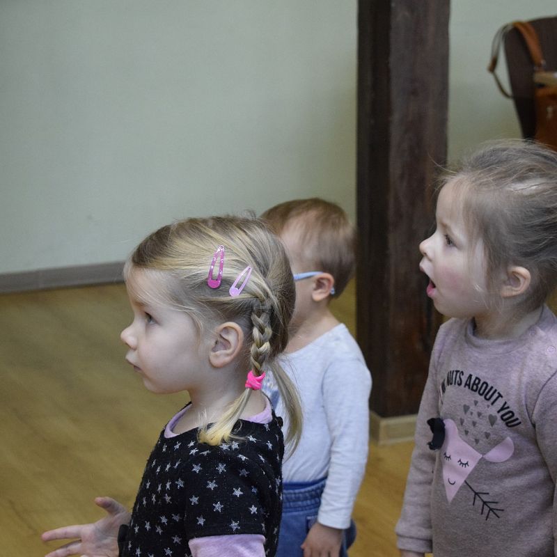 Grafika 1: 10 lat Poranków w bibliotece