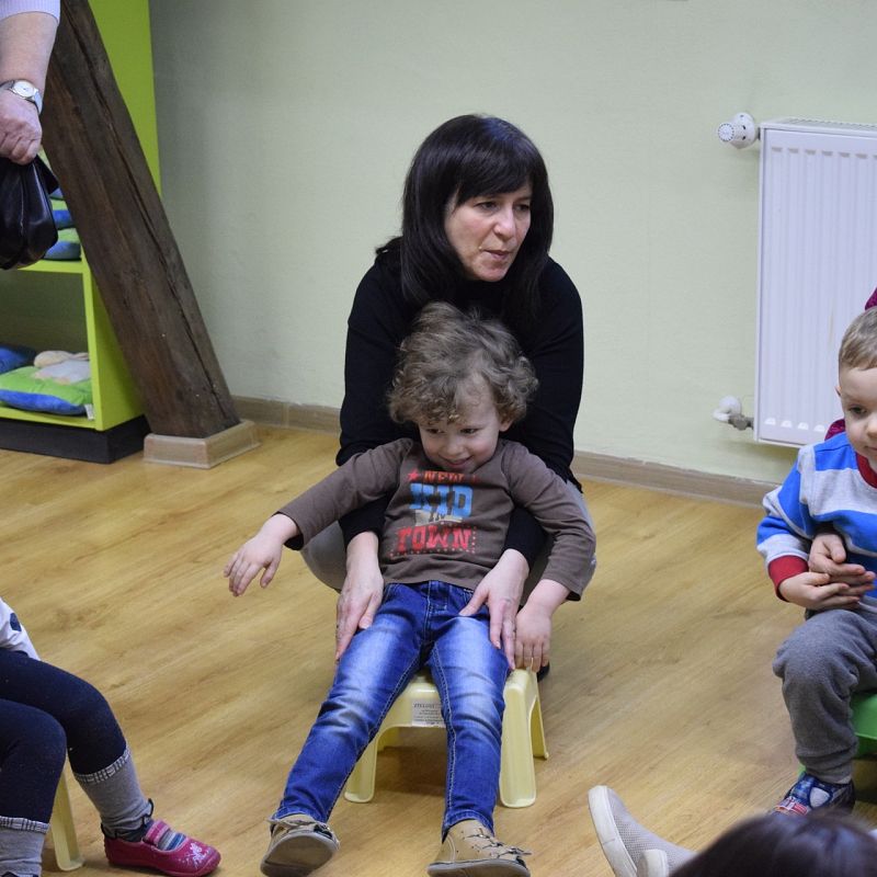 Grafika 1: 10 lat Poranków w bibliotece