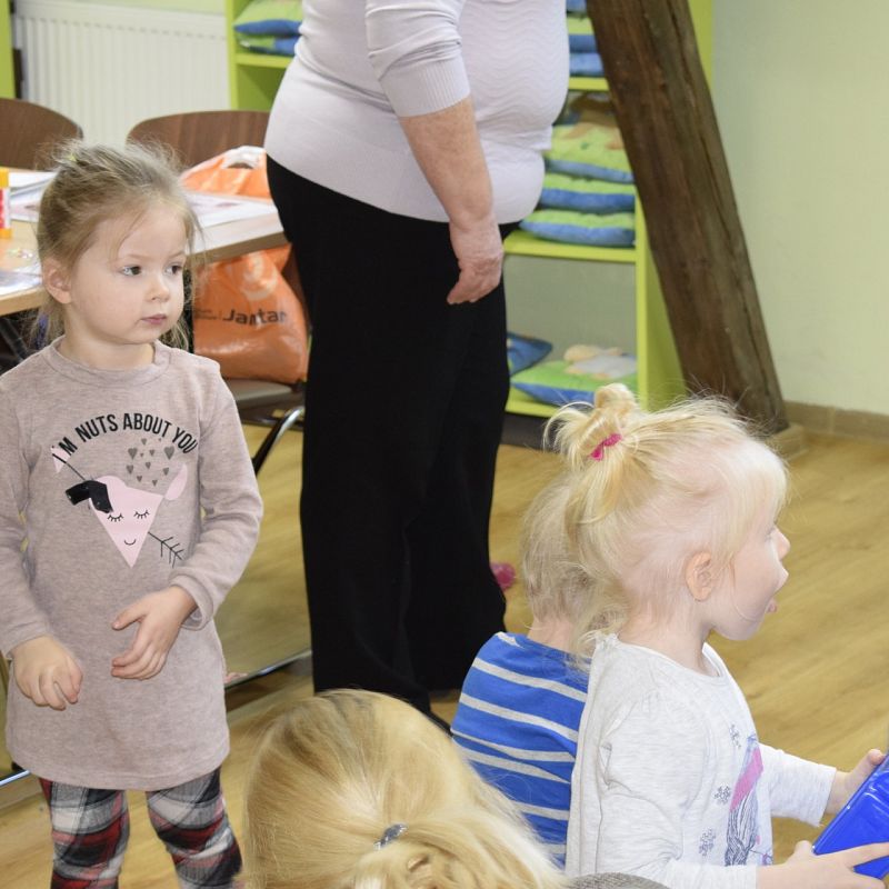 Grafika 1: 10 lat Poranków w bibliotece