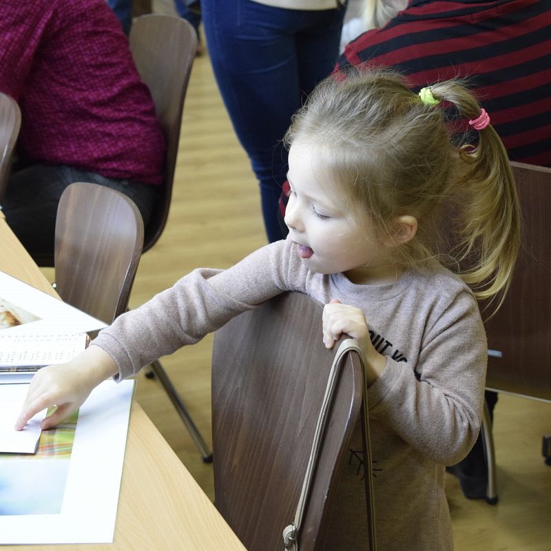 Grafika 1: 10 lat Poranków w bibliotece