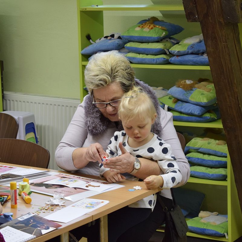 Grafika 1: 10 lat Poranków w bibliotece