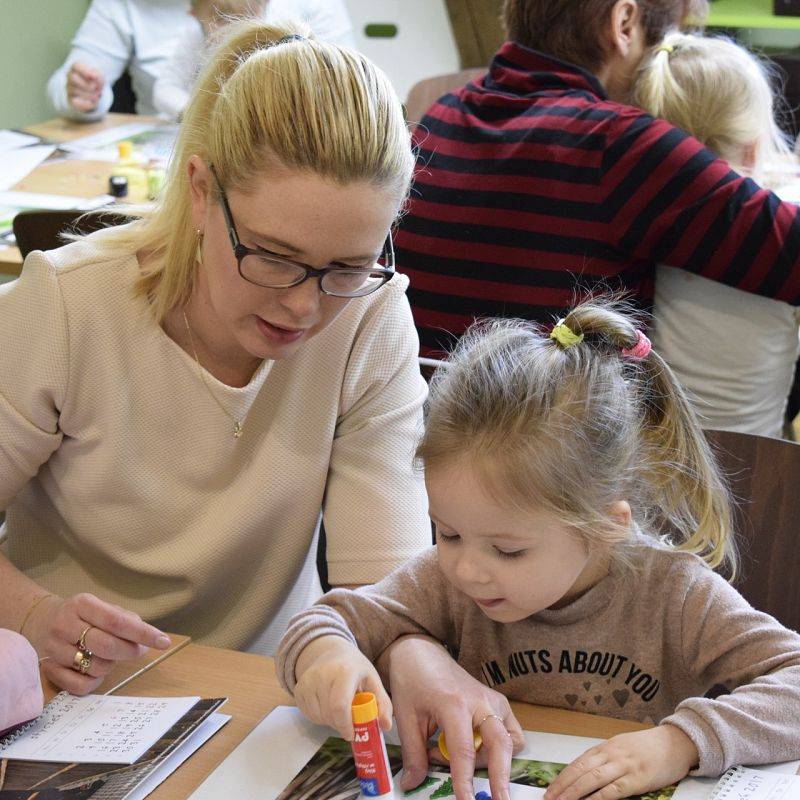 Grafika 1: 10 lat Poranków w bibliotece