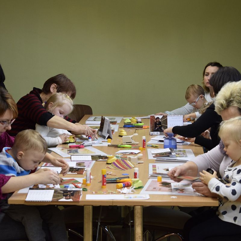 Grafika 1: 10 lat Poranków w bibliotece