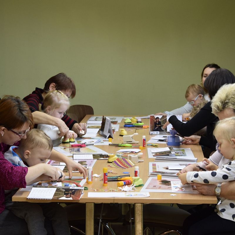 Grafika 1: 10 lat Poranków w bibliotece