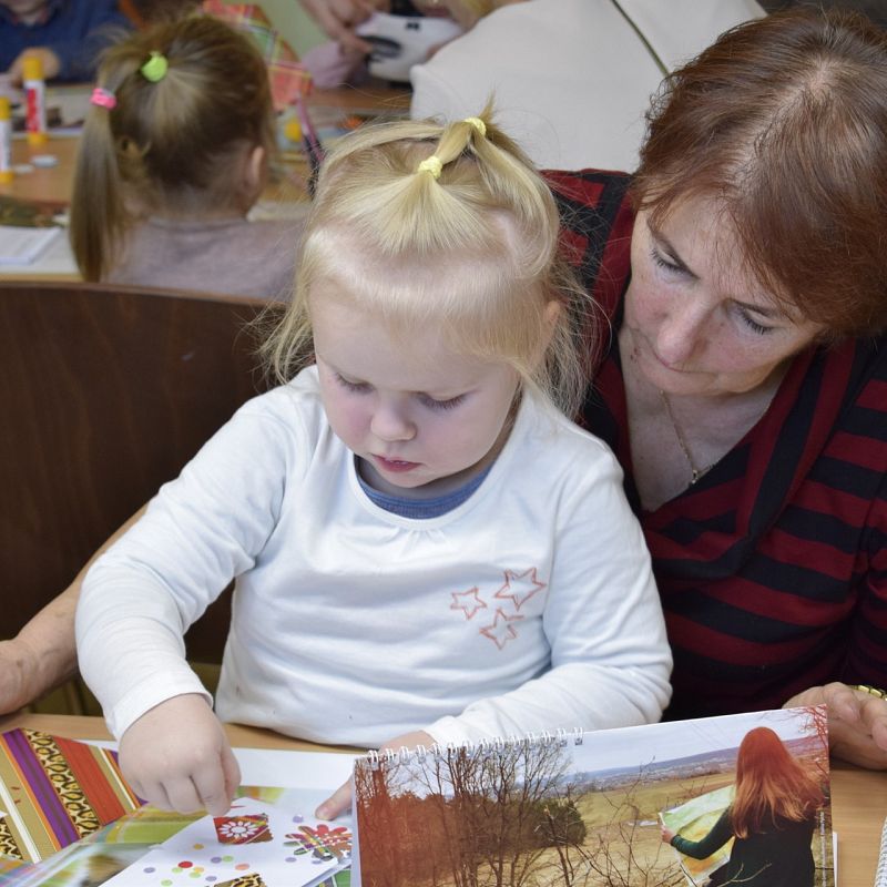 Grafika 1: 10 lat Poranków w bibliotece