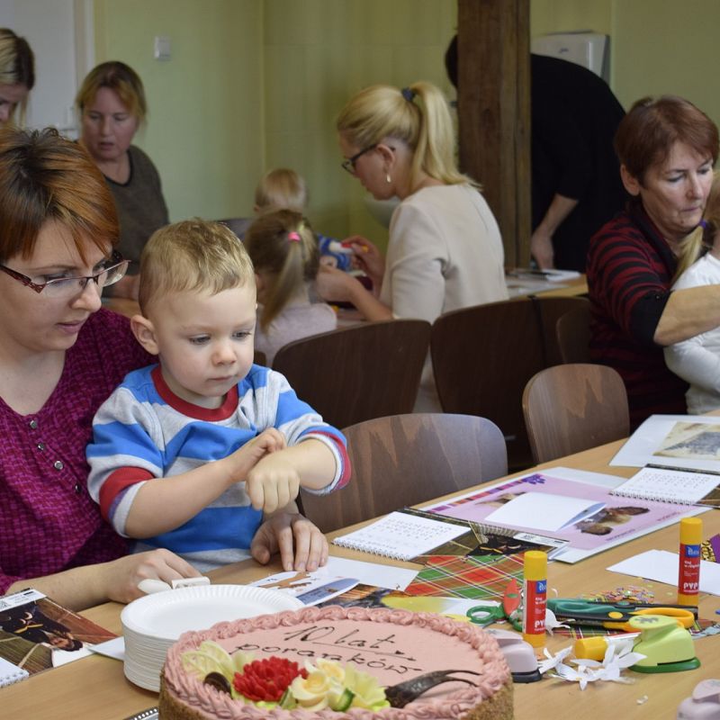 Grafika 1: 10 lat Poranków w bibliotece