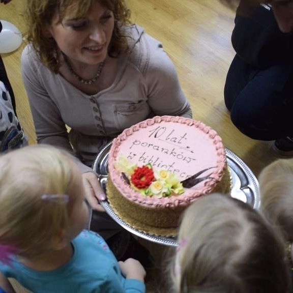 Grafika 1: 10 lat Poranków w bibliotece