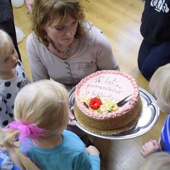 Grafika 1: 10 lat Poranków w bibliotece