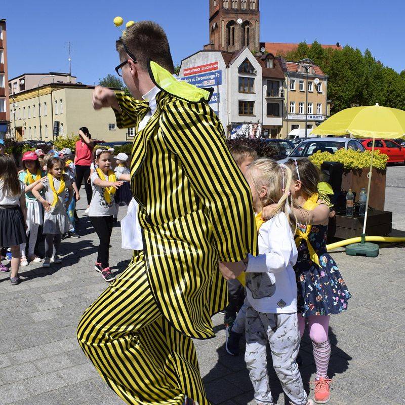 Grafika 1: Tak się bawiliśmy podczas Kolorowych Podwórek