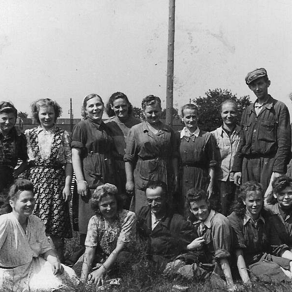 Pracownicy lęborskiej beczkarni w latach 50. Fot. ze zbiorów @Elisabeth Meíß