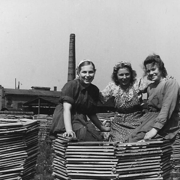 Pracownicy lęborskiej beczkarni w latach 50. Fot. ze zbiorów @Elisabeth Meíß