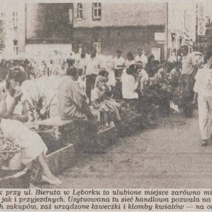 Na deptaku przy piekarni Wenty. Fot. z Głos Pomorza 25.08.1990