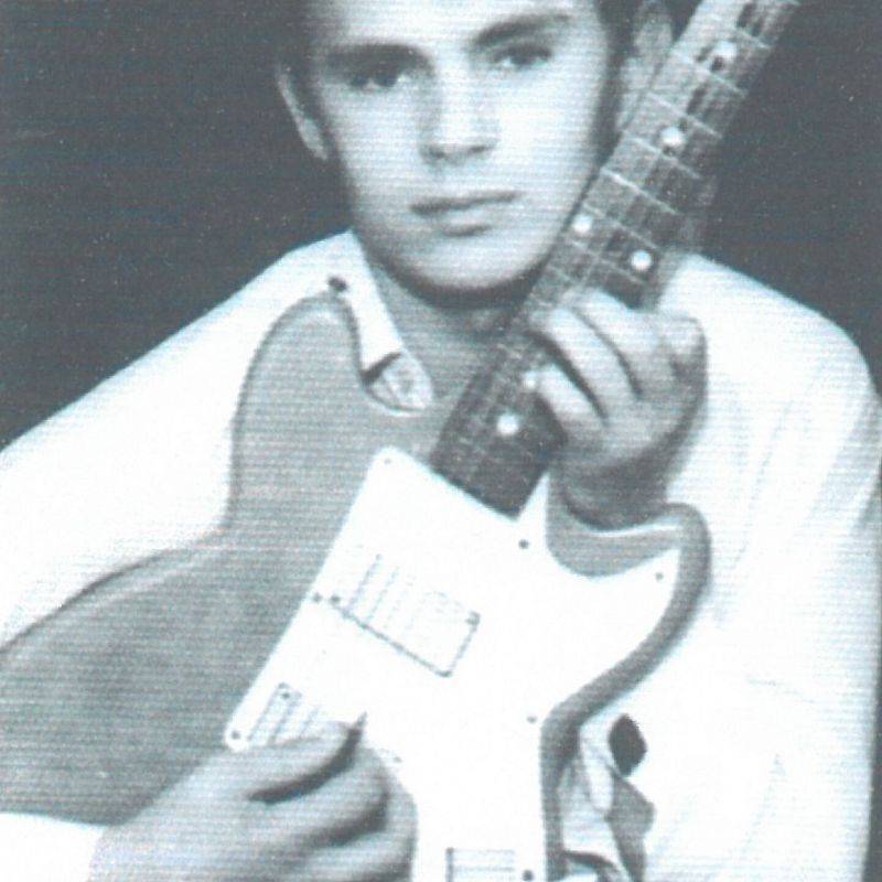 Kazimierz Steć z własnoręcznie wykonaną gitarą w 1964 r.  Fot. z „Tornado 1968-1983. Historia muzycznego hobby” (oprac. Kazimierz Steć)