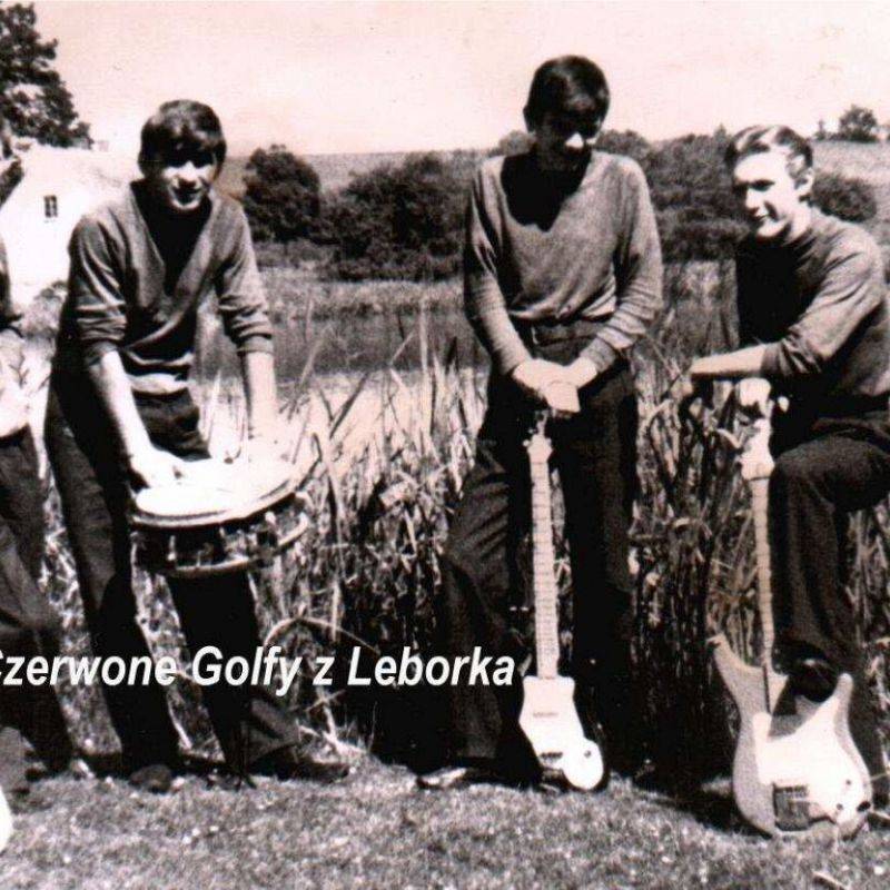 Grupa „Czerwone Golfy” - Janusz Szydłowski, Marian Majda, Kazimierz Gendig z własnoręcznie zrobionymi gitarami.,