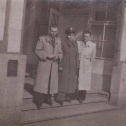Na progu „Bagateli” w latach 1947-1948. Fot. z @Lębork w PRLu