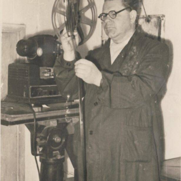 Zbigniew Buchowski, nauczyciel fizyki w Liceum Pedagogicznym w Lęborku) przy polskim projektorze 16 mm AP 11U (1964) . Fot. ze zbiorów Leszka Buchowskiego