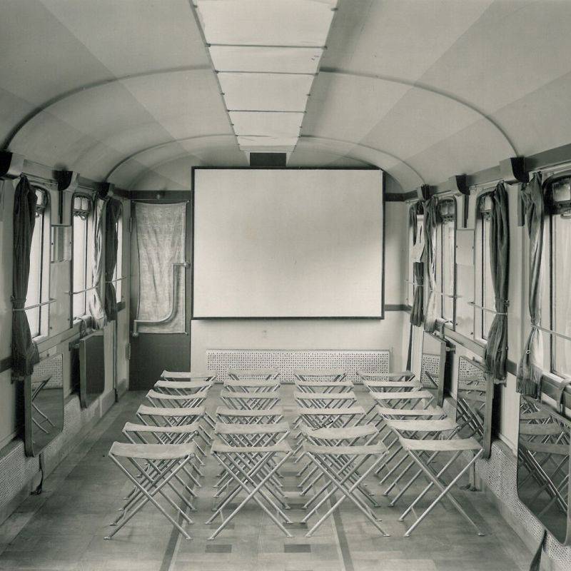Wnętrze przedwojennego wagonu kinowego.  Źródło NAC