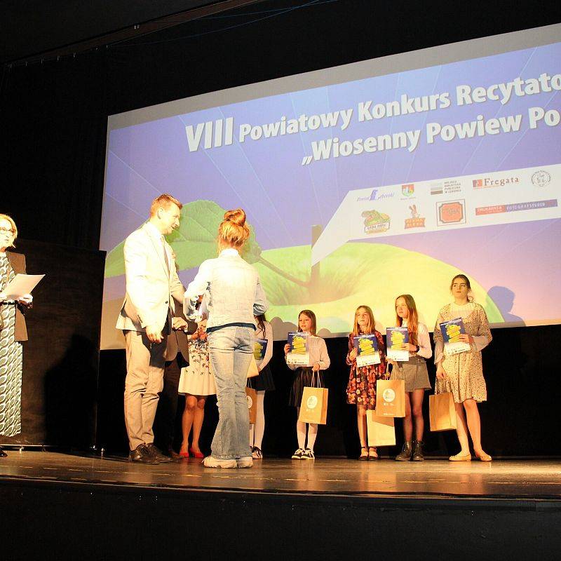Grafika : VIII Powiatowy Konkurs Recytatorski "Wiosenny Powiew Poezji"