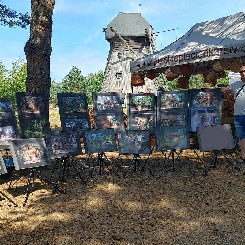 Grafika : Spacer po Wdzydzach - wystawa fotografii Wojciecha Kowalskiego