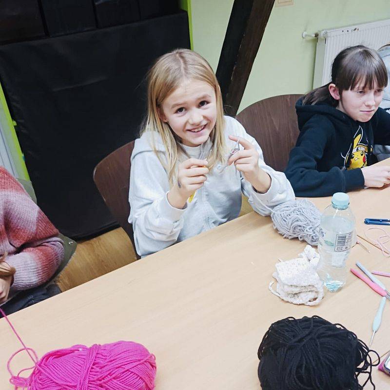 Grafika : VIRALOWE SZYDEŁKO