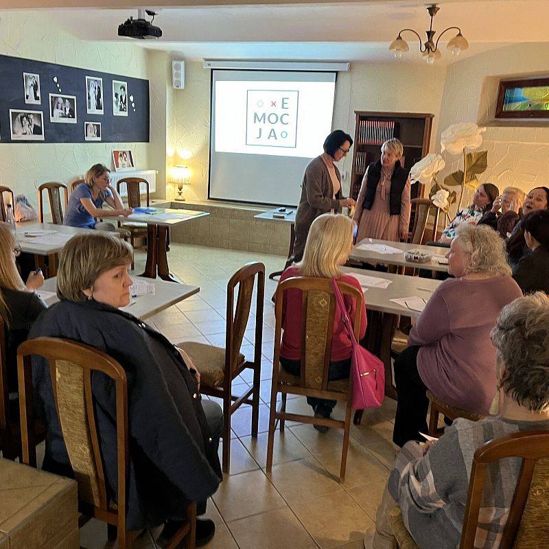 Grafika : "Pełnia Życia" - spotkania dla Pań 40+