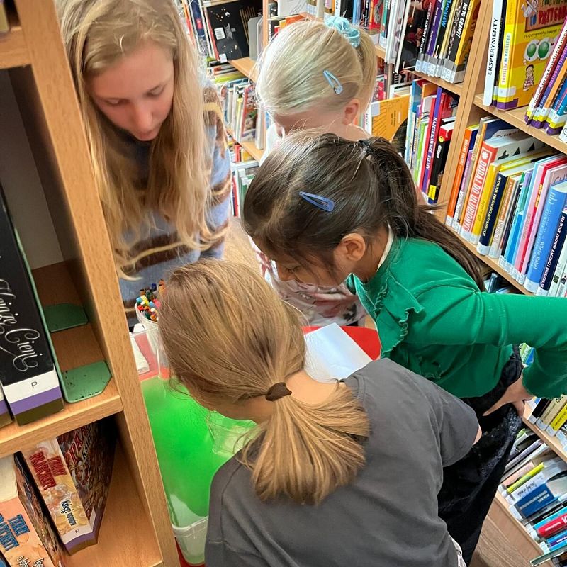 Grafika : Rodzinne warsztaty detektywistyczne w bibliotece