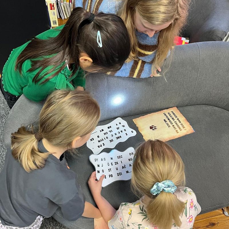 Grafika : Rodzinne warsztaty detektywistyczne w bibliotece