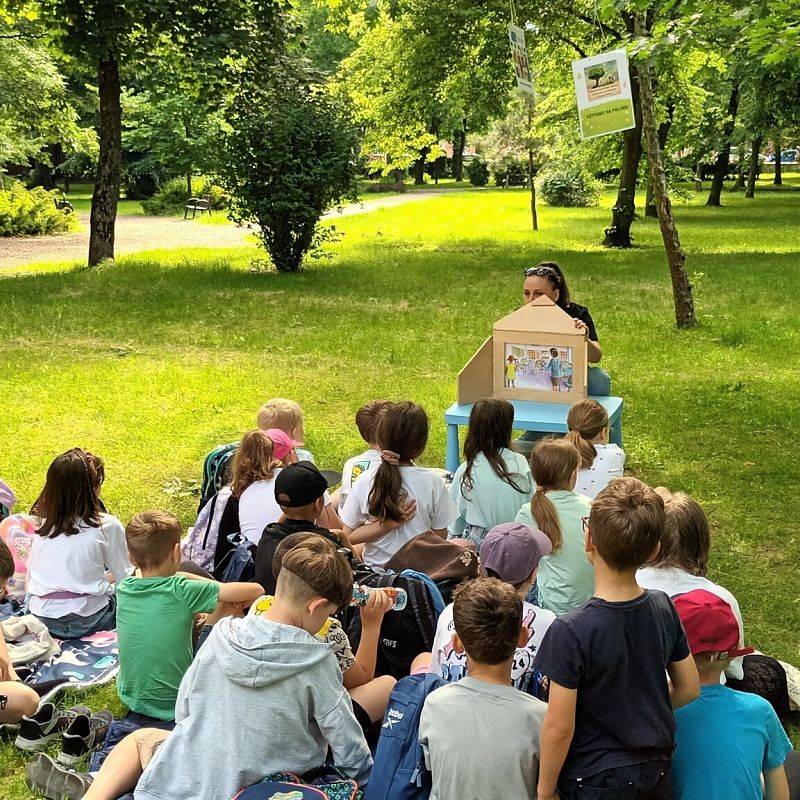 Grafika 1: Fotorelacja z akcji Czytamy razem
