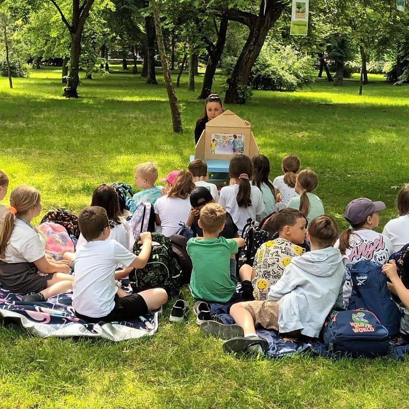 Grafika 1: Fotorelacja z akcji Czytamy razem