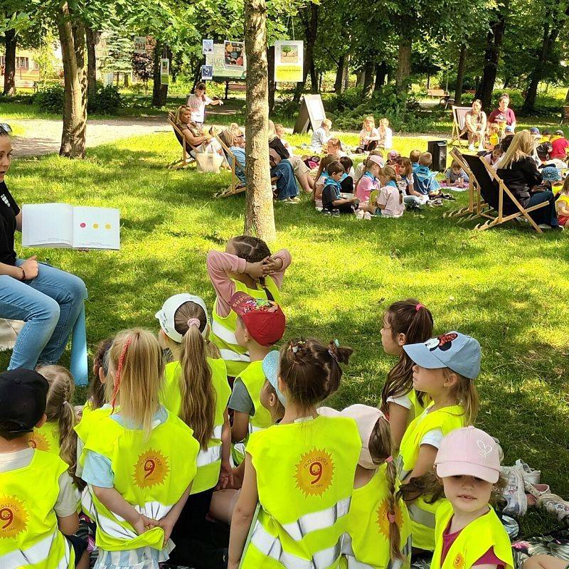 Grafika 1: Fotorelacja z akcji Czytamy razem