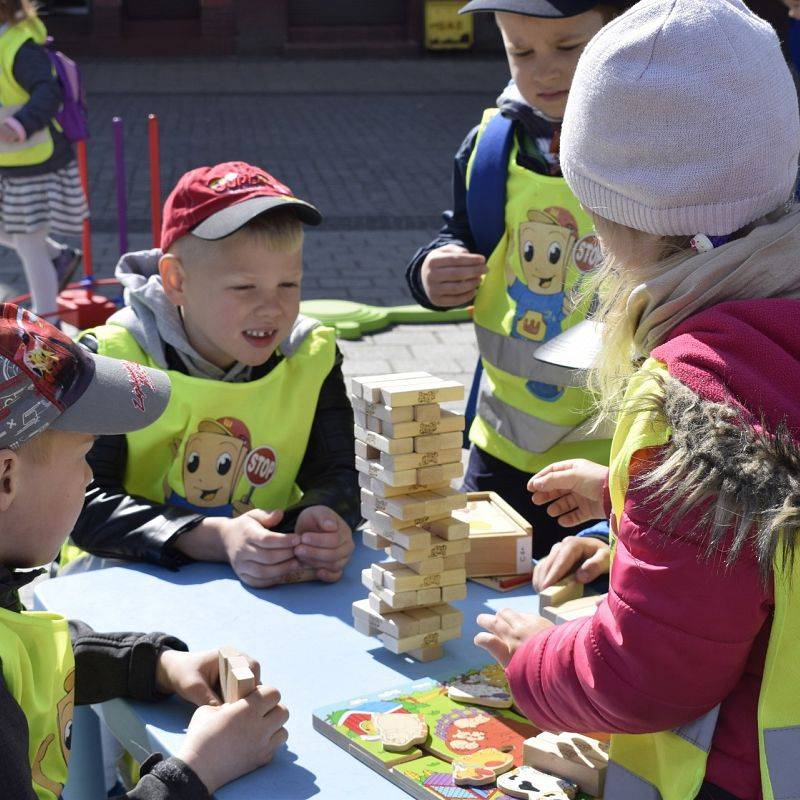 Grafika 1: Kolorowe Podwórka