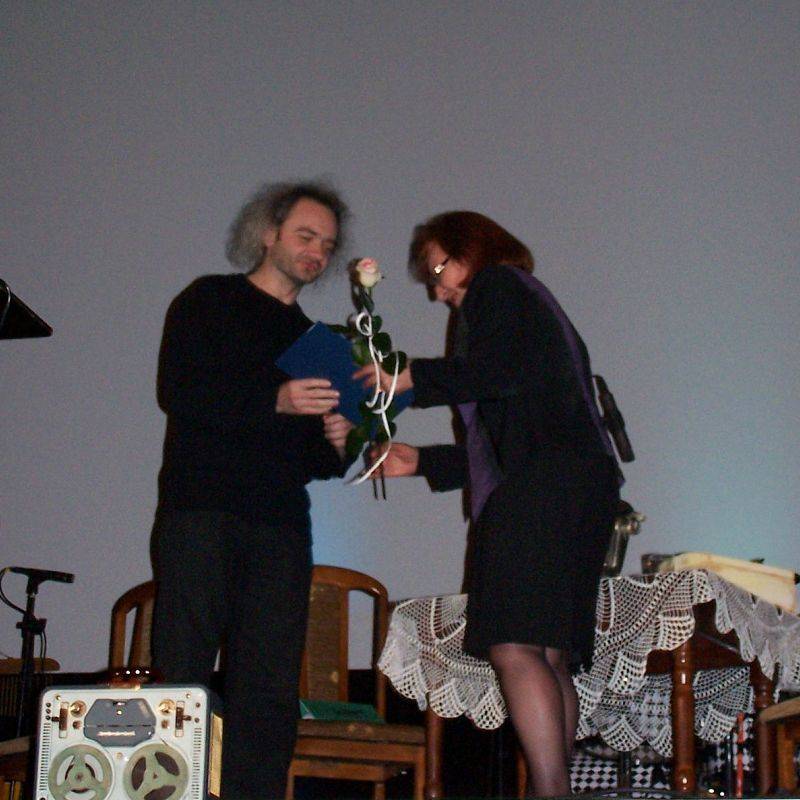 2011, Sławomir Płatek, III nagroda w kategorii poezji. Wręcza Alicja Zajączkowska